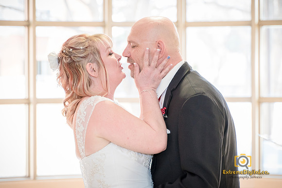 Ron-Tracy-wedding-kiss-10218